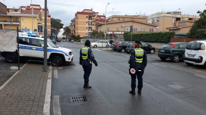 Ciampino, guida senza patente un furgone con merce alimentare scaduta e priva di traccialibità destinata ai ristoranti della zona