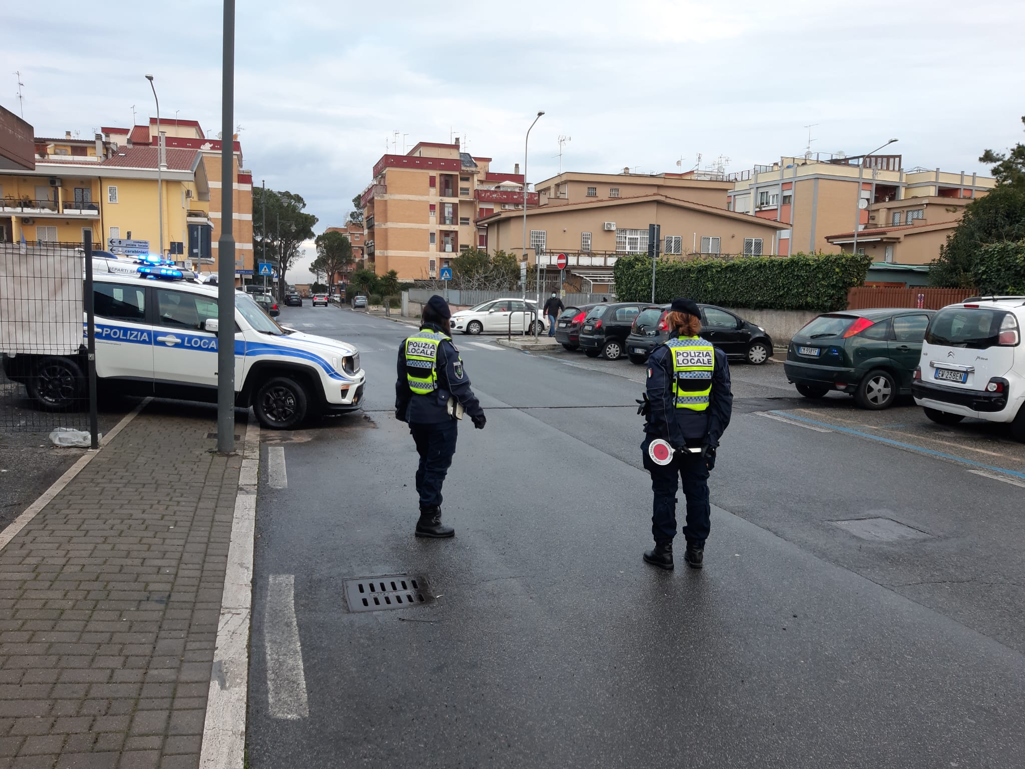 Ciampino, guida senza patente un furgone con merce alimentare scaduta e priva di traccialibità destinata ai ristoranti della zona