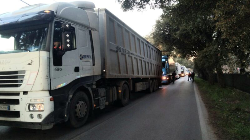 Albano, Comitato Ust e cittadini bloccano via Ardeatina, basta rifiuti di Roma e altri 24 comuni, tensione alla discarica