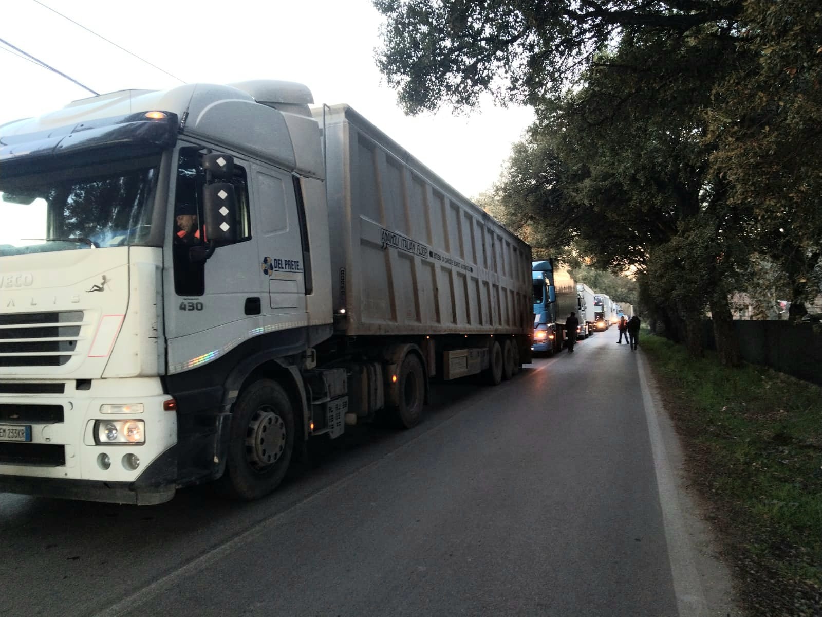 Albano, Comitato Ust e cittadini bloccano via Ardeatina, basta rifiuti di Roma e altri 24 comuni, tensione alla discarica