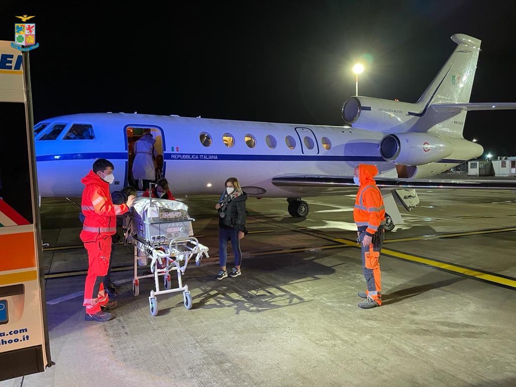 Aeronautica militare: neonato in pericolo di vita trasportano nella notte da Cagliari a Roma