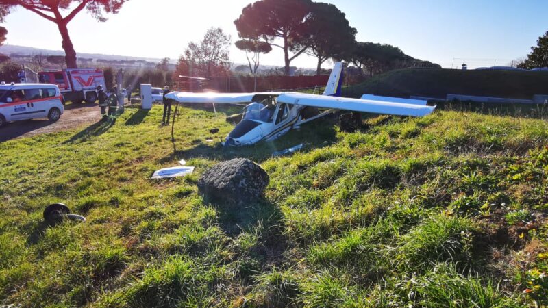 Monte Compatri, pilota 60 enne compie un atterraggio di fortuna in un prato con il suo ultraleggero