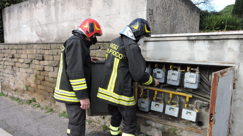 Ariccia, fuga di gas in via Ramo D’oro, intervento dei vigili del fuoco. Strada chiusa due ore