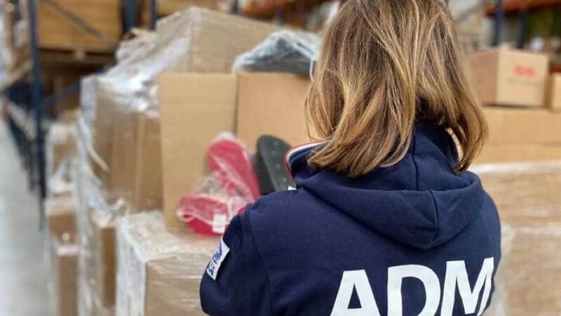 Pomezia, 17mila paia di ciabatte sequestrate al deposito di Santa Palomba