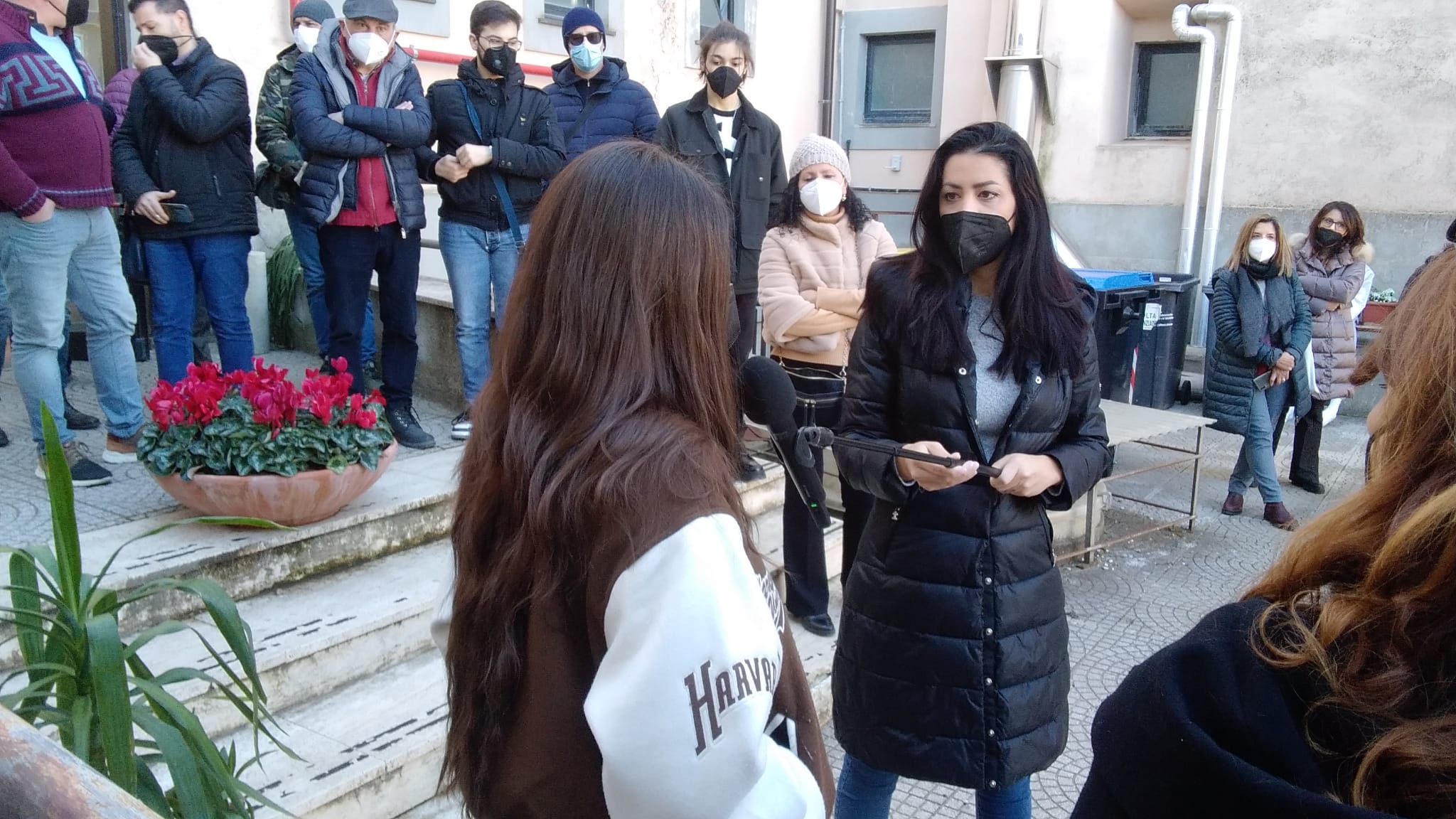 Troupe striscia al liceo arte Marino con Angelica Massera, inviata dei Castelli romani