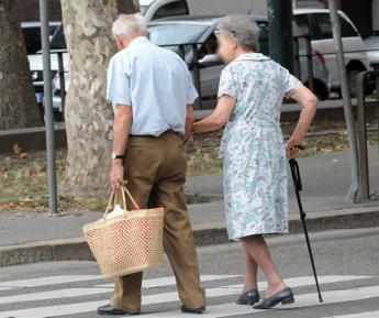 Geriatra, ‘dalla disidratazione alla dieta, prevenire rischi per anziani’