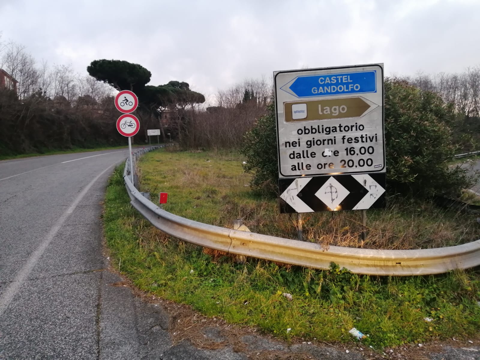 Castel Gandolfo, installati i divieti per moto e biciclette sulla via Papalina