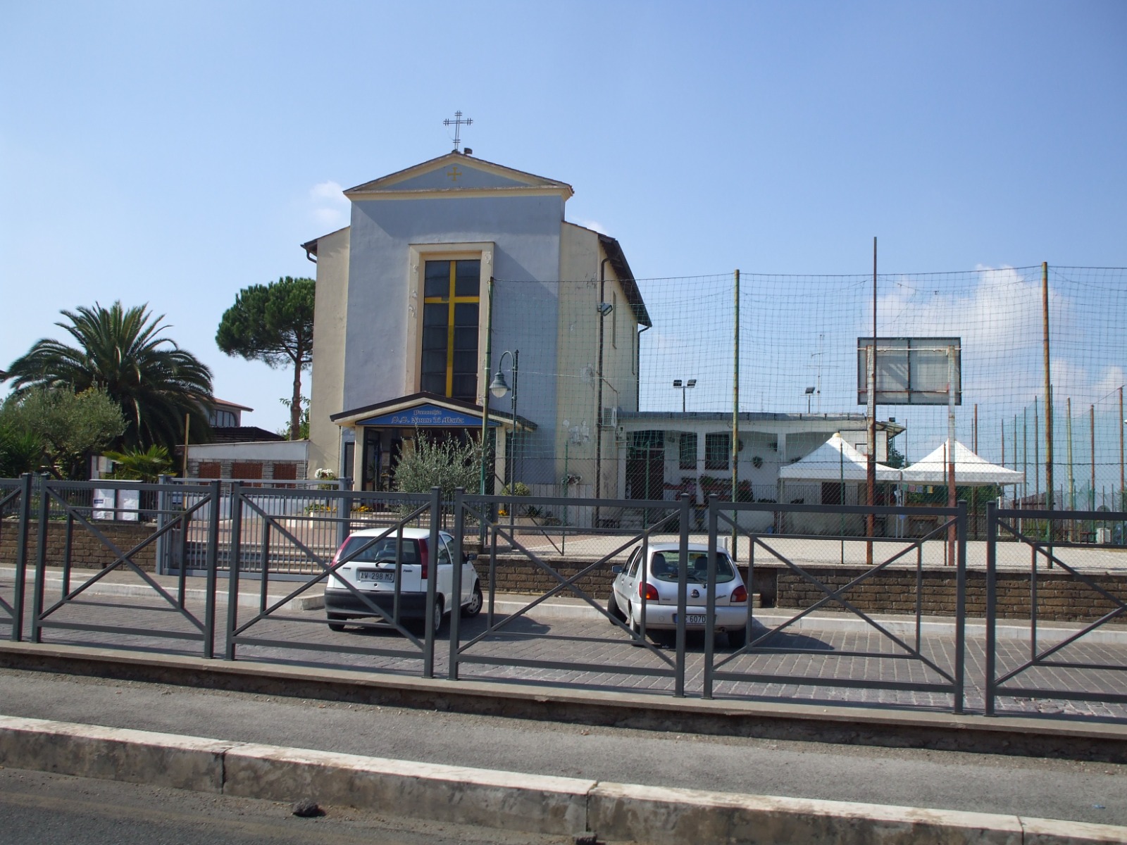 Ariccia, rifugiato politico fugge dal Noc e accende un piccolo fuoco dentro la chiesa