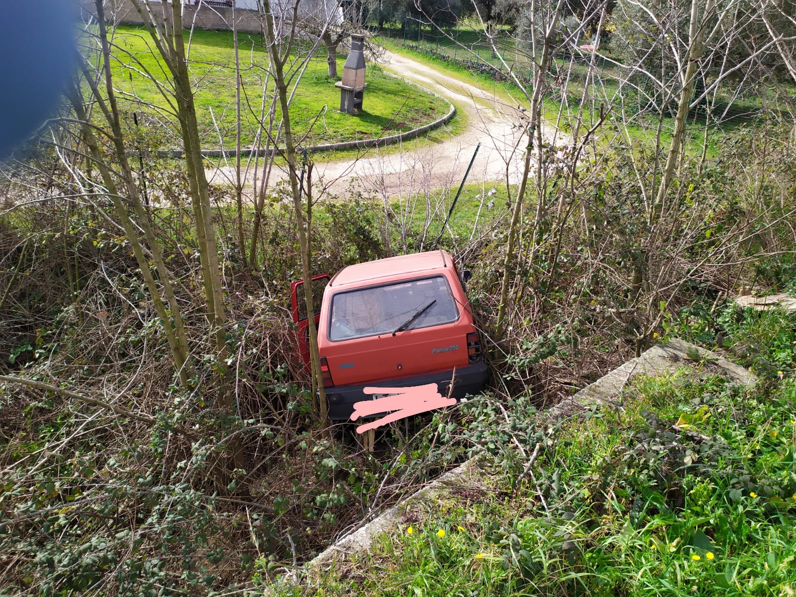 Lanuvio, auto pirata travolge due auto e le manda fuori strada. Due feriti in ospedale