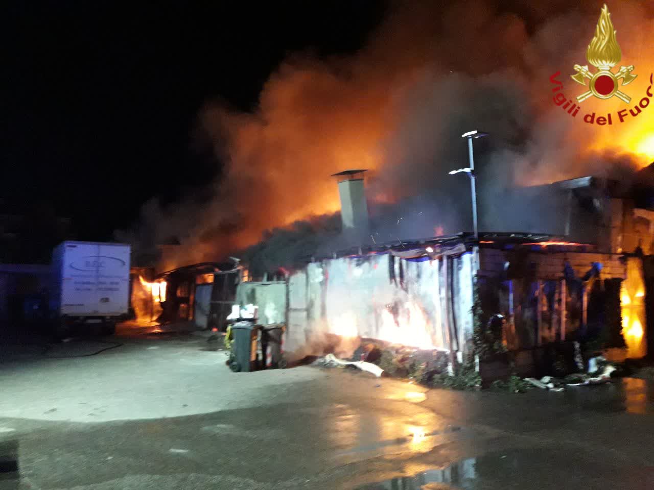 Roma, inferno di fuoco sulla Casilina, al confine con alcuni comuni della provincia. Dieci mezzi dei pompieri al lavoro