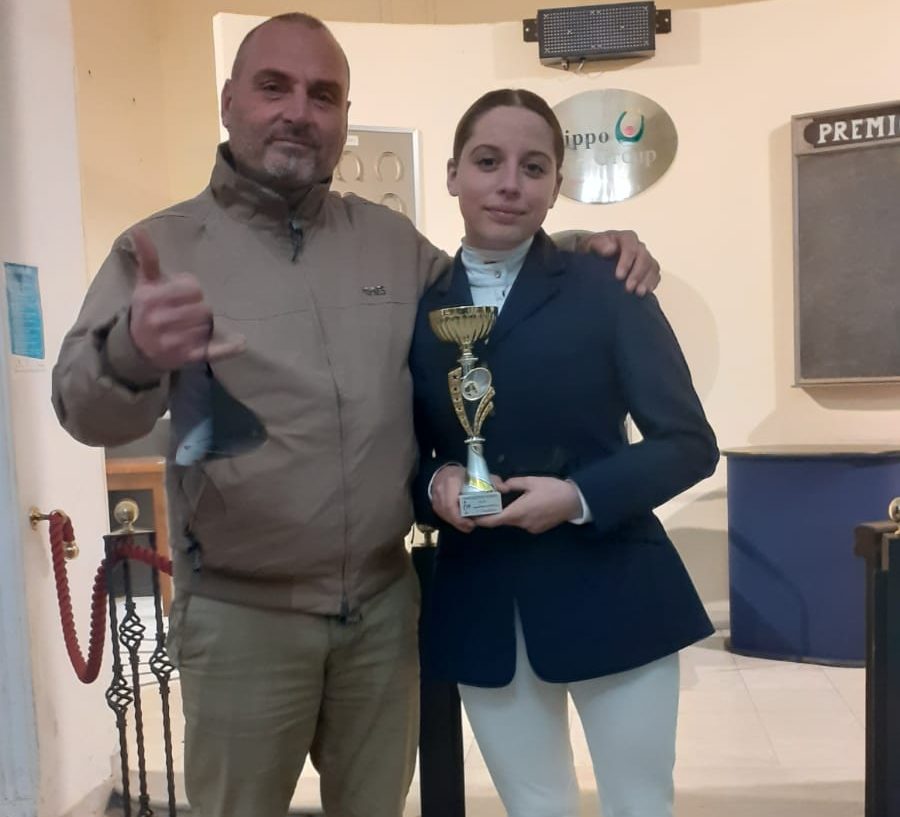 Nemi, premiata la giovane amazzone Elisa Lestini, si allena sui campi equestri al Lago