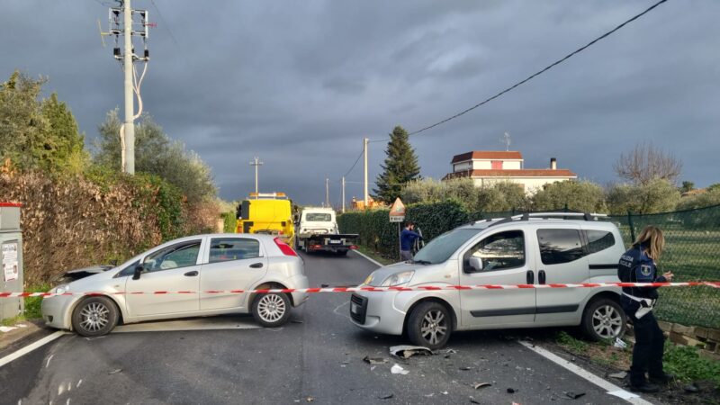 Velletri, grave incidente stradale su via Caranella: tre feriti tra cui un tredicenne in condizioni critiche