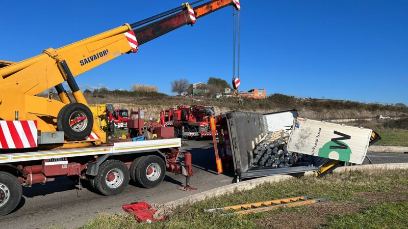 Ariccia -Ardea,  ancora in corso le operazioni di rimozione del carico del tir ribaltato sulla Ardeatina bis