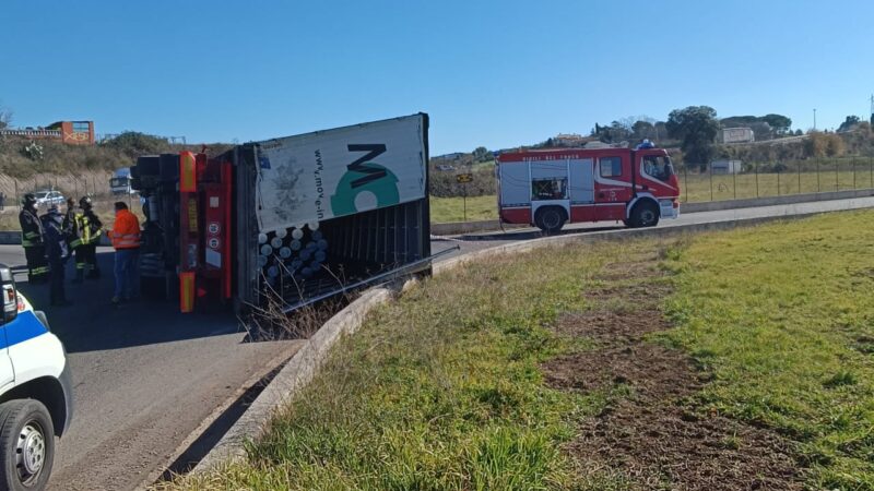 Ariccia/Ardea, tir si ribalta su via Ardeatina Bis, gravi ripercussioni sul traffico