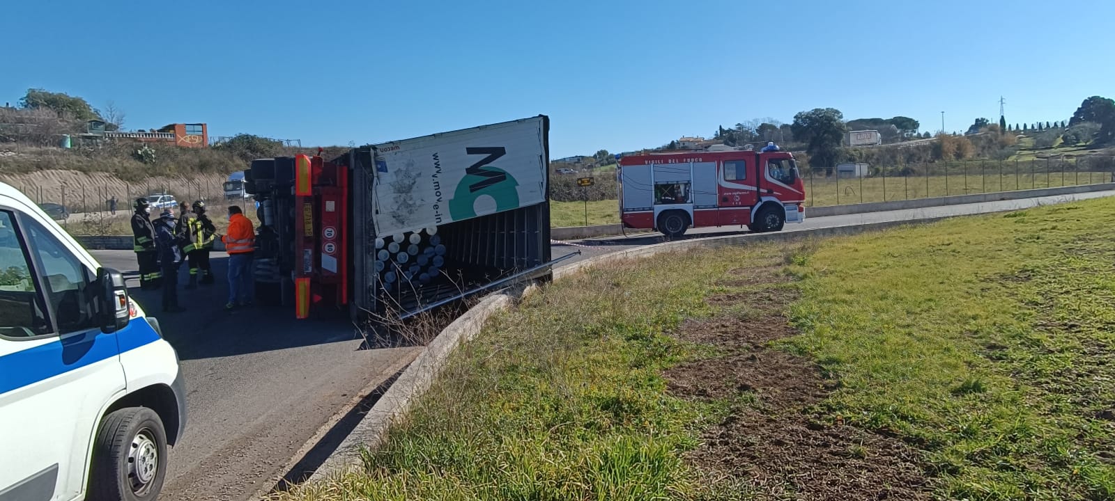 Ariccia/Ardea, tir si ribalta su via Ardeatina Bis, gravi ripercussioni sul traffico