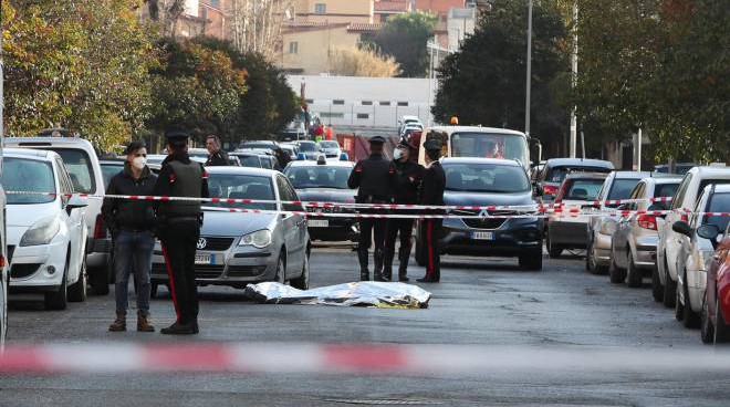 Acilia (Roma), salumiere ucciso a colpi pistola