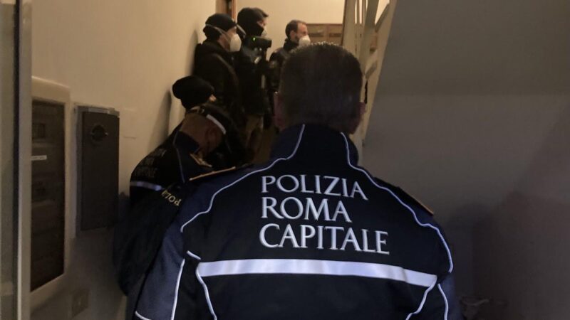 Roma, San Basilio, operazioni in corso da parte della Polizia Locale per sgombero  alloggi Ater occupati abusivamente