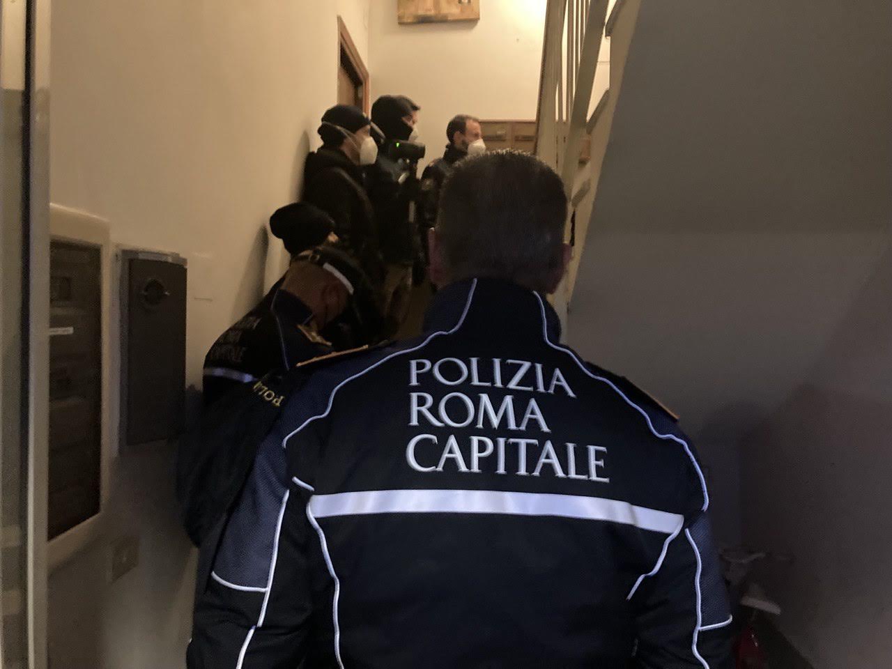 Roma, San Basilio, operazioni in corso da parte della Polizia Locale per sgombero  alloggi Ater occupati abusivamente