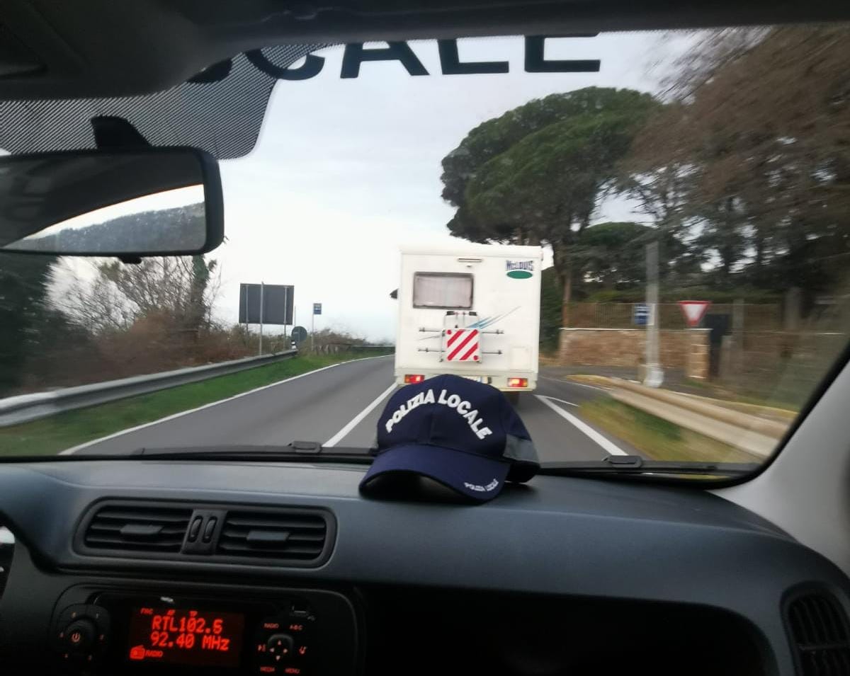 Rocca di Papa, la Polizia Locale fa allontanare tre camper giunti dal centro Italia dalla zona dei Campi D’Annibale