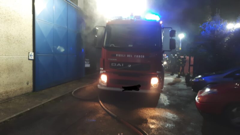 Ariccia, incendio ieri sera in un grosso capannone officina meccanica in via Traspontina