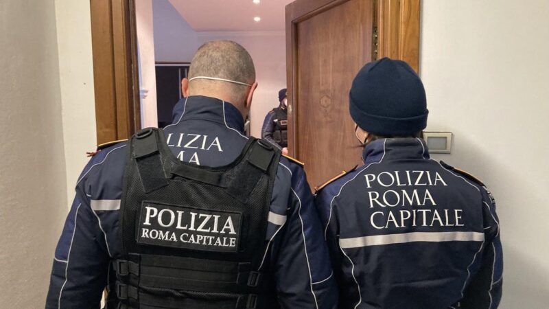 Roma, in corso le operazioni della Polizia Locale a San Basilio: ennesimo sgombero di alloggi occupati abusivamente