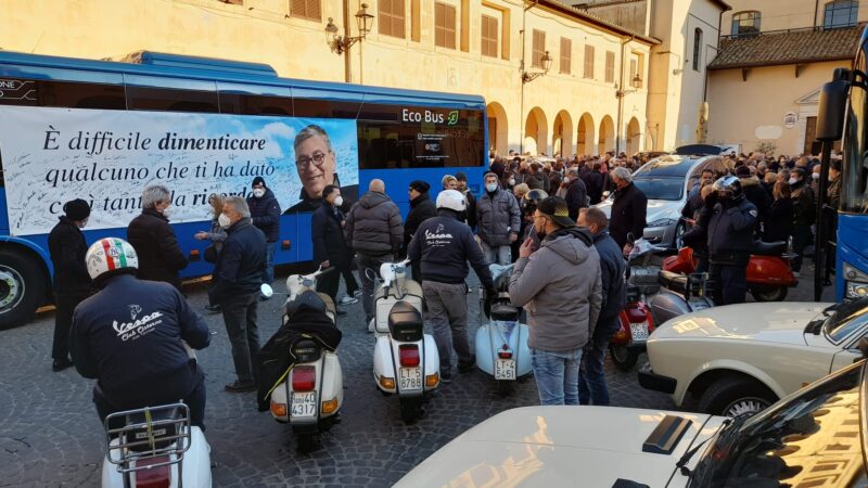 Velletri, in centinaia al funerale di Giancarlo Puccia, per lui anche l’omaggio del Cotral