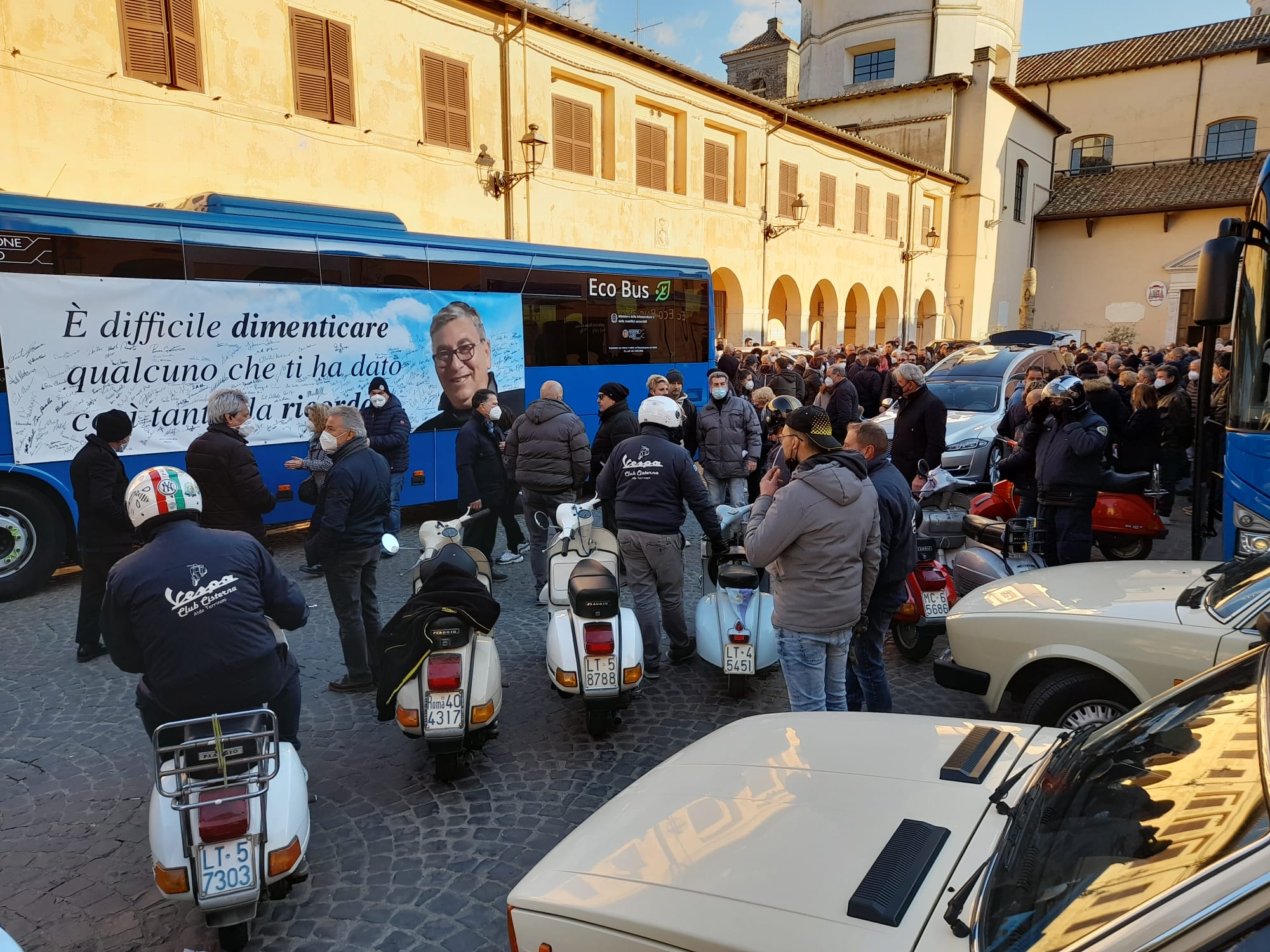 Velletri, in centinaia al funerale di Giancarlo Puccia, per lui anche l’omaggio del Cotral