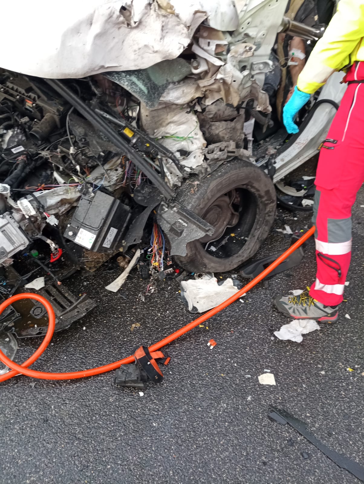 Roma, incidente tra furgone e camion: ragazzo in gravissime condizioni