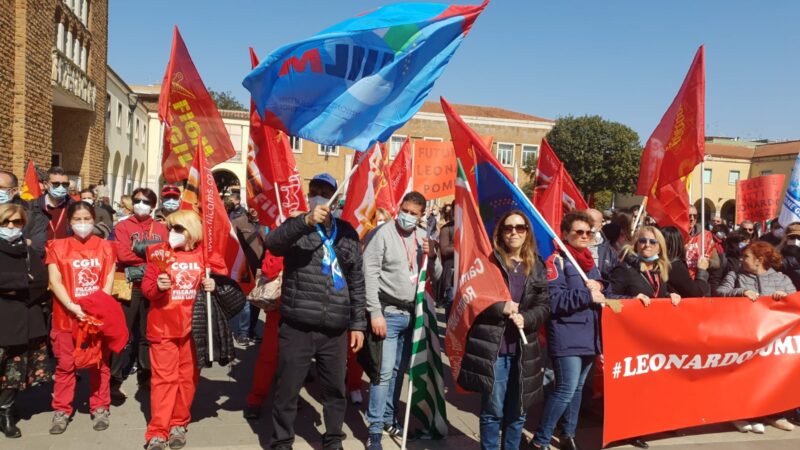 Stamattina centinaia di lavoratrici e lavoratori dell’azienda Leonardo hanno sfilato per le strade di Pomezia