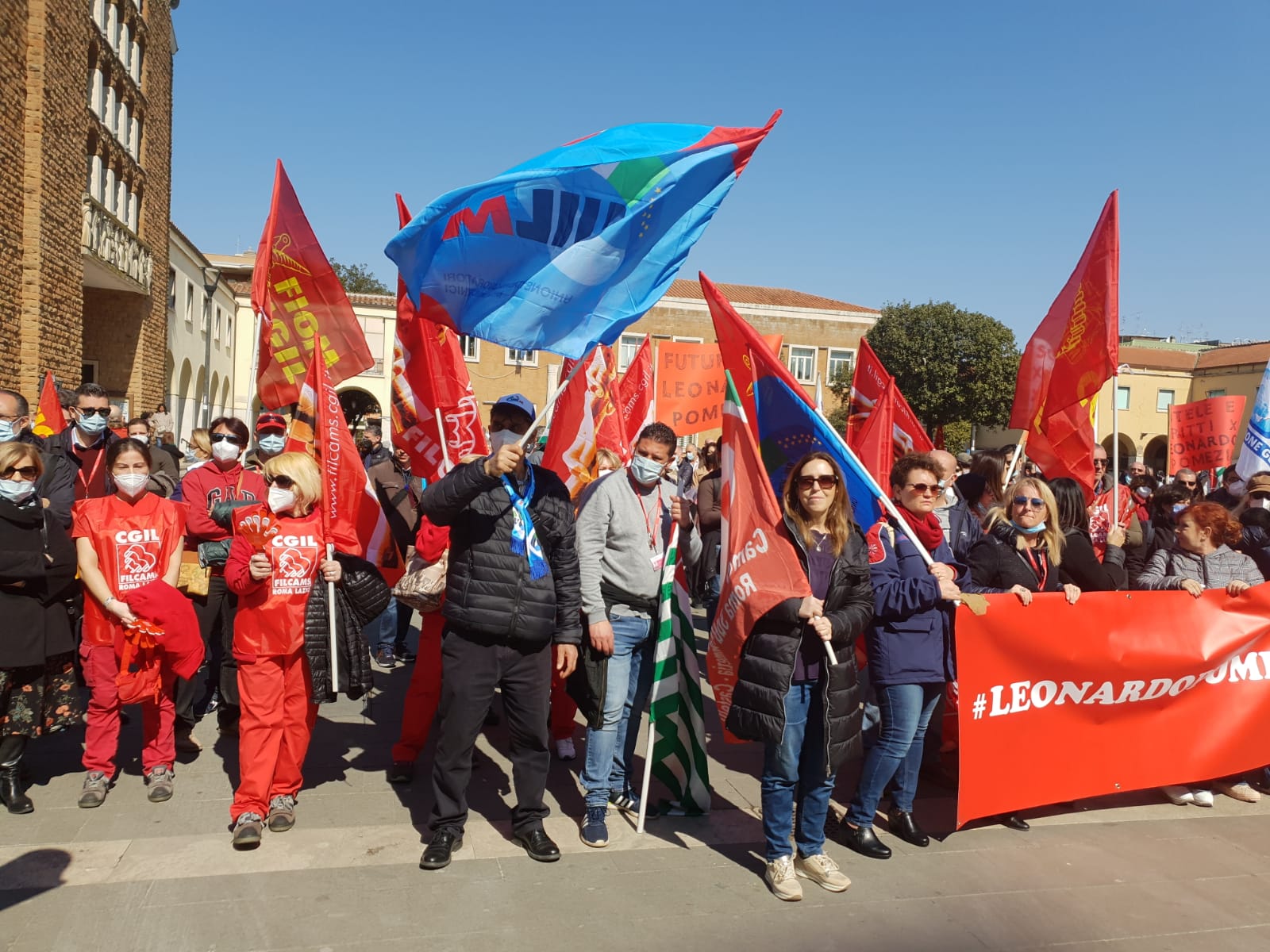 Stamattina centinaia di lavoratrici e lavoratori dell’azienda Leonardo hanno sfilato per le strade di Pomezia