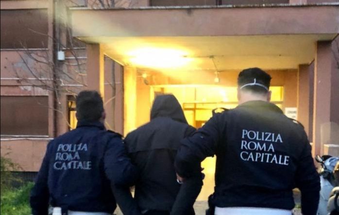 Roma, fermato perchè circolava  in area pedonale, ha tentato di aggredire gli agenti: arrestato dalla Polizia Locale. Viaggiava su un mezzo rubato e privo di patente