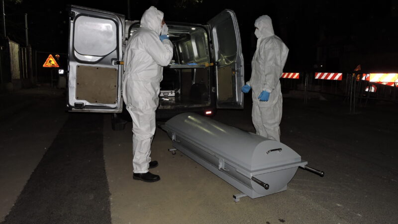 Genzano, omicidio ieri sera a colpi di accetta in via Terracini, 52enne cittadino rumeno trovato morto in un container. Indagano i Carabinieri, caccia all’assasino