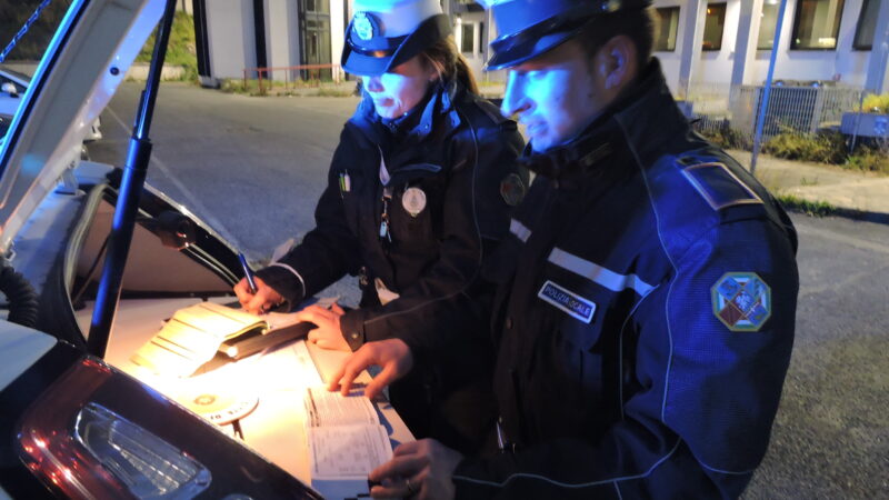 Albano, polizia locale interviene in un incidente tra auto e scuolabus e scopre assicurazione falsa. Denunciato il giovane conducente della macchina￼