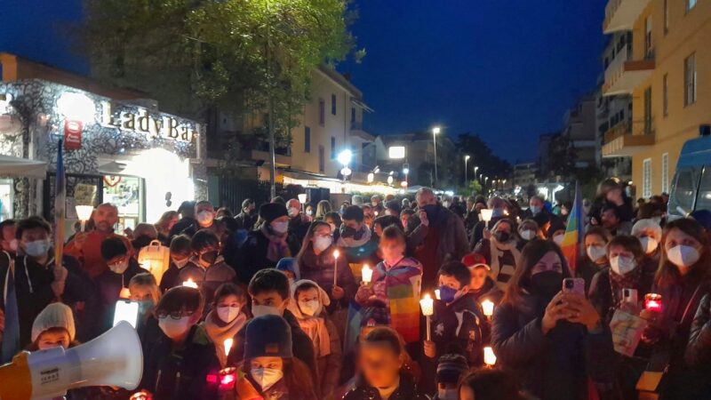 Roma, successo a via Urbano II per la fiaccolata promossa dalla rete delle associazioni e dei gruppi del municipio XIII: oltre 200 persone di ogni età per la pace￼￼