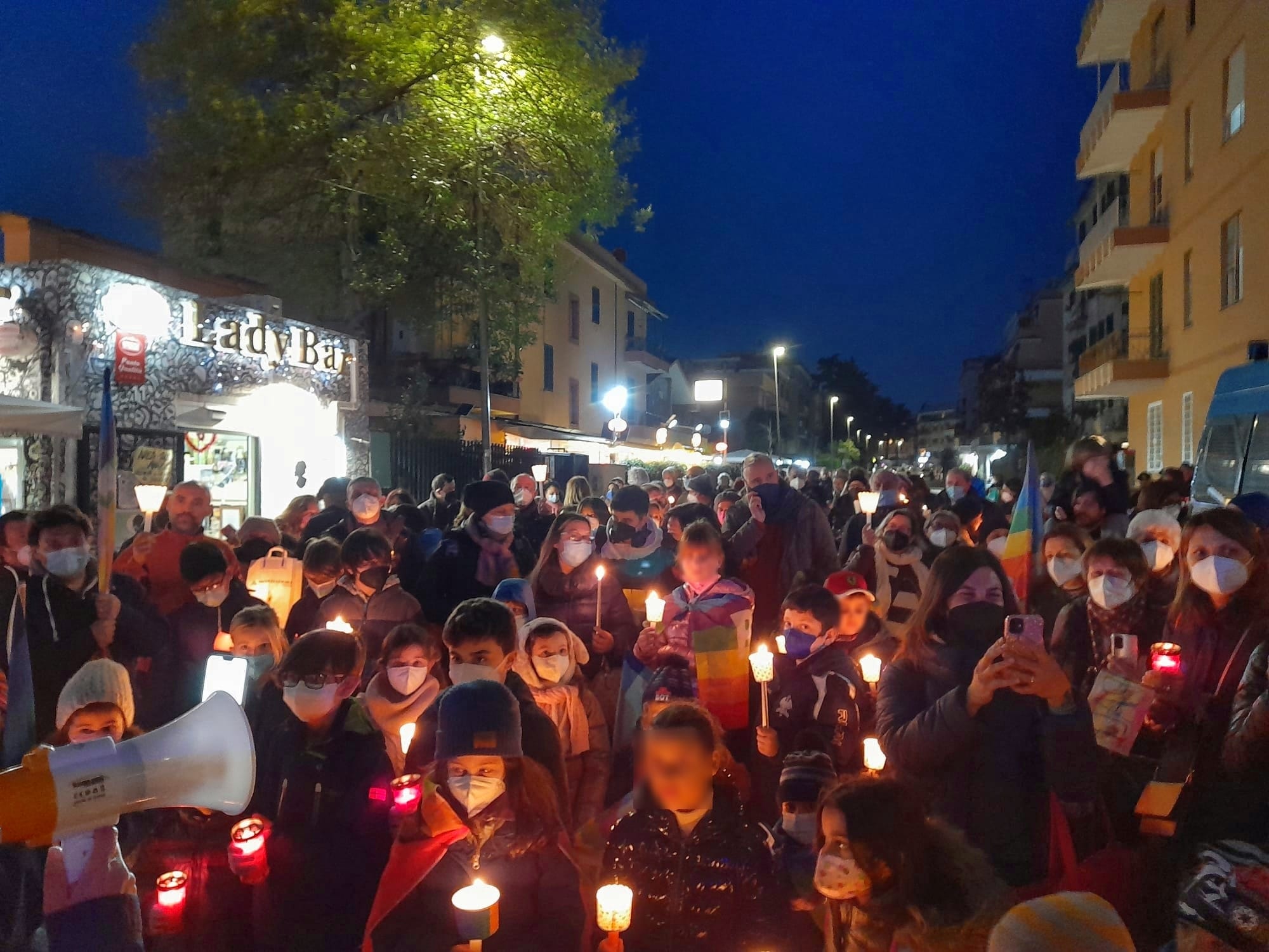 Roma, successo a via Urbano II per la fiaccolata promossa dalla rete delle associazioni e dei gruppi del municipio XIII: oltre 200 persone di ogni età per la pace￼￼