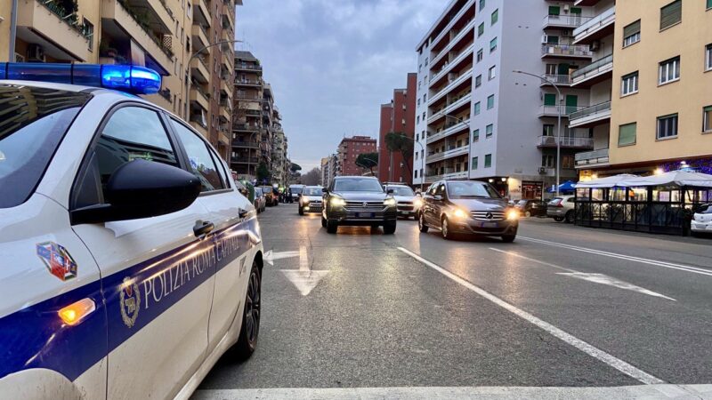 Roma, sicurezza stradale, circolava con autocarro sequestrato e con patente scaduta: fermato dalla stessa pattuglia che aveva proceduto al sequestro del mezzo perchè privo di assicurazione