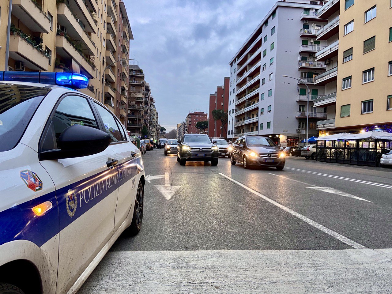 Roma, sicurezza stradale, circolava con autocarro sequestrato e con patente scaduta: fermato dalla stessa pattuglia che aveva proceduto al sequestro del mezzo perchè privo di assicurazione