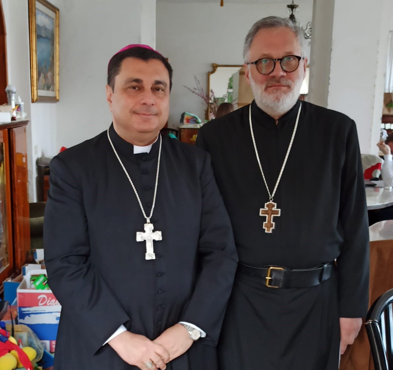 Castel Gandolfo, visita del vescovo Viva al monastero che ospita profughi ucraini. Donati 6mila euro dalla Diocesi