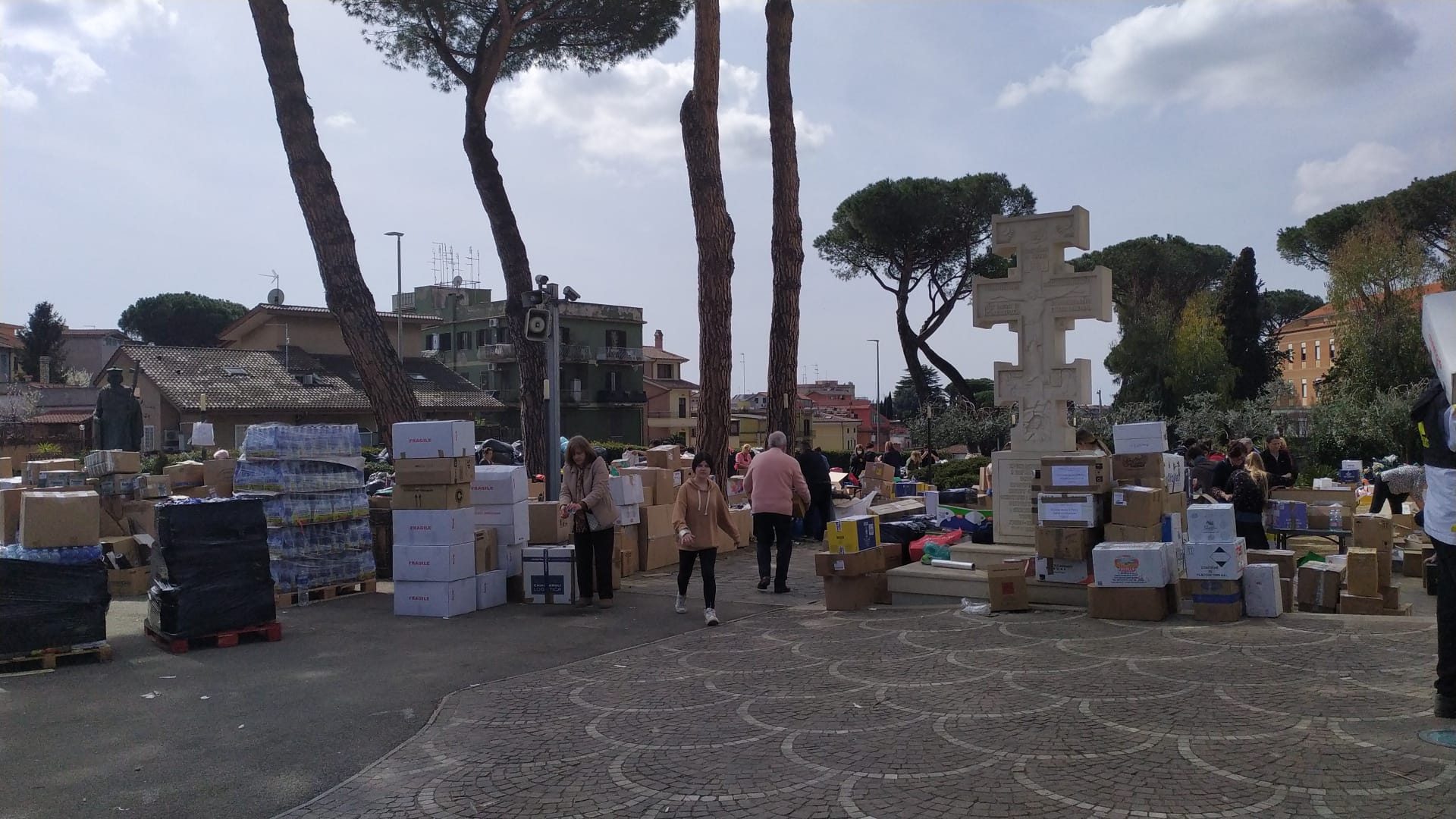 Rocca di Papa, la protezione civile Asa trasporta viveri e materiale a Roma per i luoghi di guerra