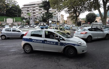 Velletri la polizia locale scopre furto di energia elettrica. Arrestato un 50enne del posto