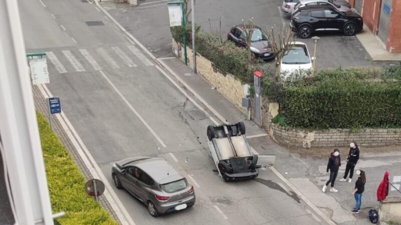 Lanuvio, minorenne si cappotta con la sua micro car in Viale Gramsci. Rimasto illeso