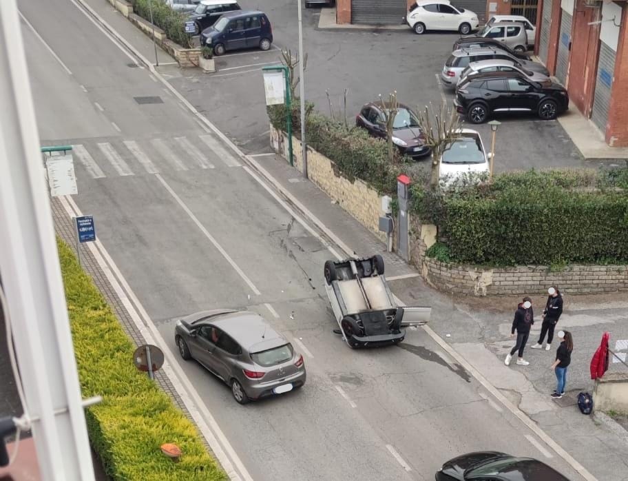 Lanuvio, minorenne si cappotta con la sua micro car in Viale Gramsci. Rimasto illeso