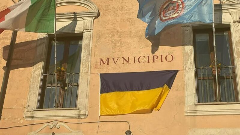 A Nemi la fontana della Diana, in piazza Roma, si accende con i colori della bandiera Ucraina  per la festa delle donne