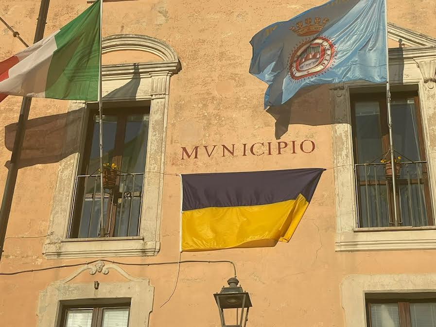 A Nemi la fontana della Diana, in piazza Roma, si accende con i colori della bandiera Ucraina  per la festa delle donne