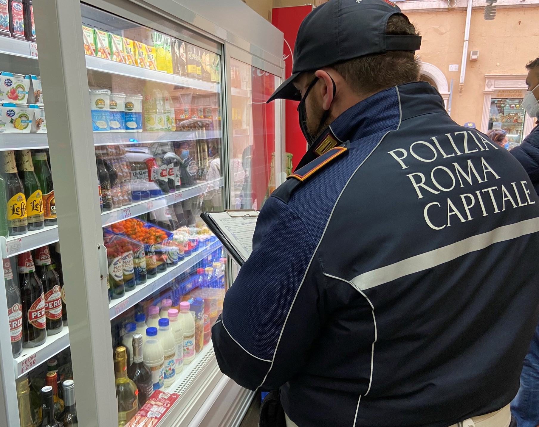 Roma, movida, controlli della Polizia Locale: chiusi 5 minimarket e sanzioni per migliaia di euro per somministrazione e consumo irregolare di alcolici