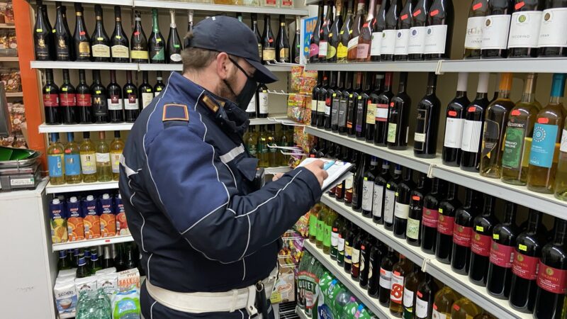 Roma, Movida, controlli della Polizia Locale: chiusi 5 minimarket, 3 completamente abusivi. Mirate verifiche anti-alcol, 30 le persone sanzionate.