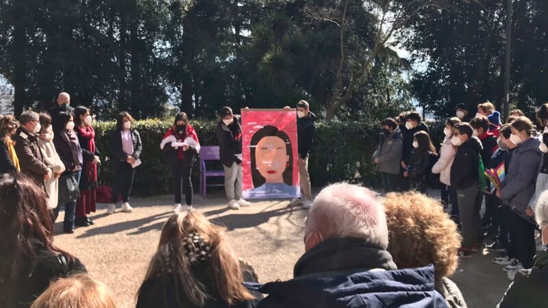 Velletri, inaugurata questa mattina la panchina della gentilezza dedicata all’assessore Romina Trenta scomparsa di recente