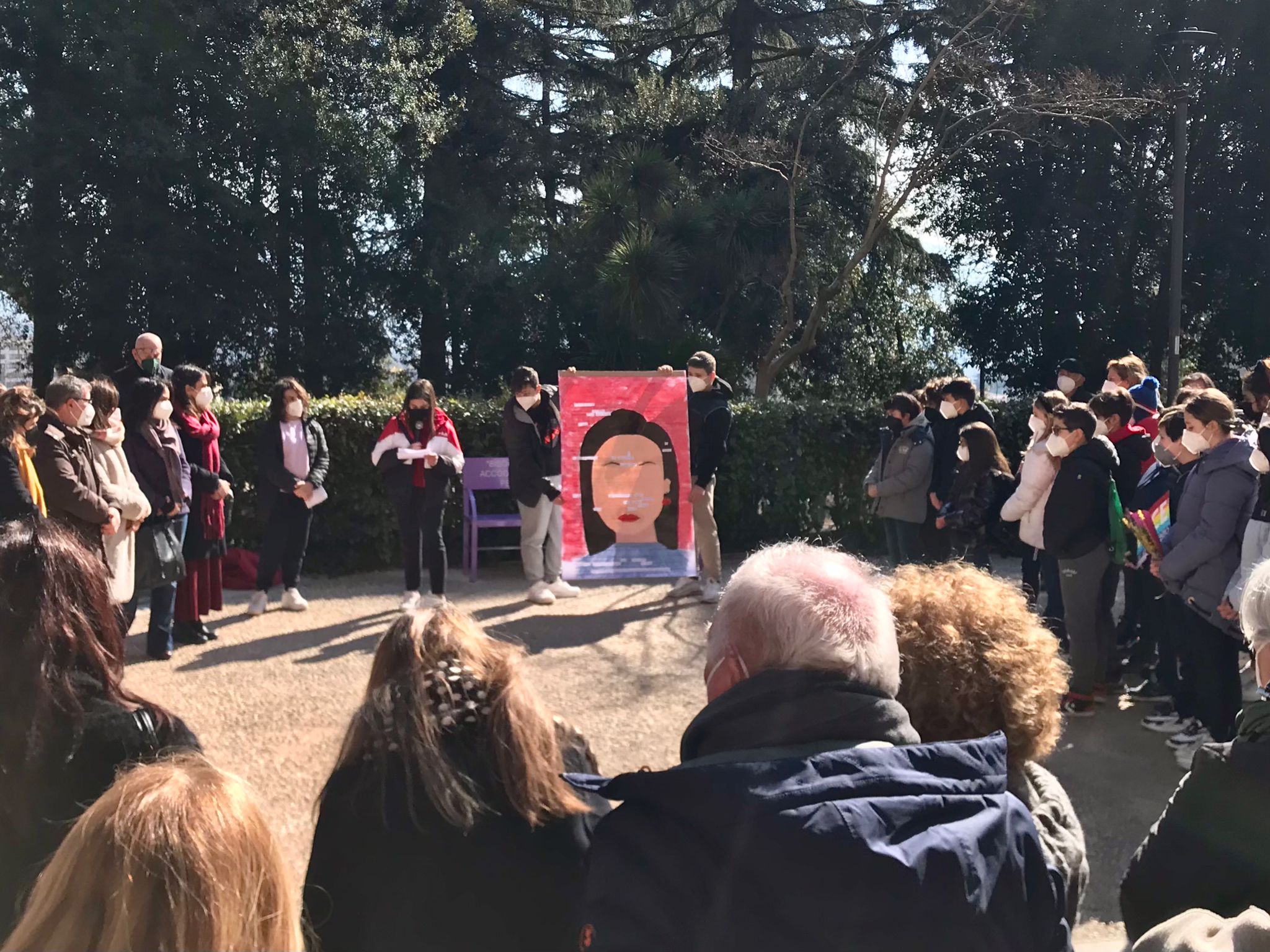 Velletri, inaugurata questa mattina la panchina della gentilezza dedicata all’assessore Romina Trenta scomparsa di recente