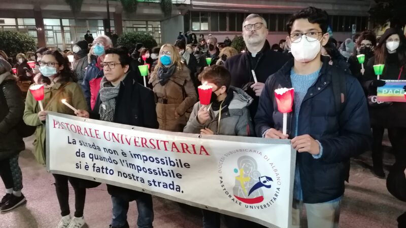 Aprilia, grande partecipazione alla marcia della pace organizzata dalla Diocesi di Albano. Vescovo in prima fila