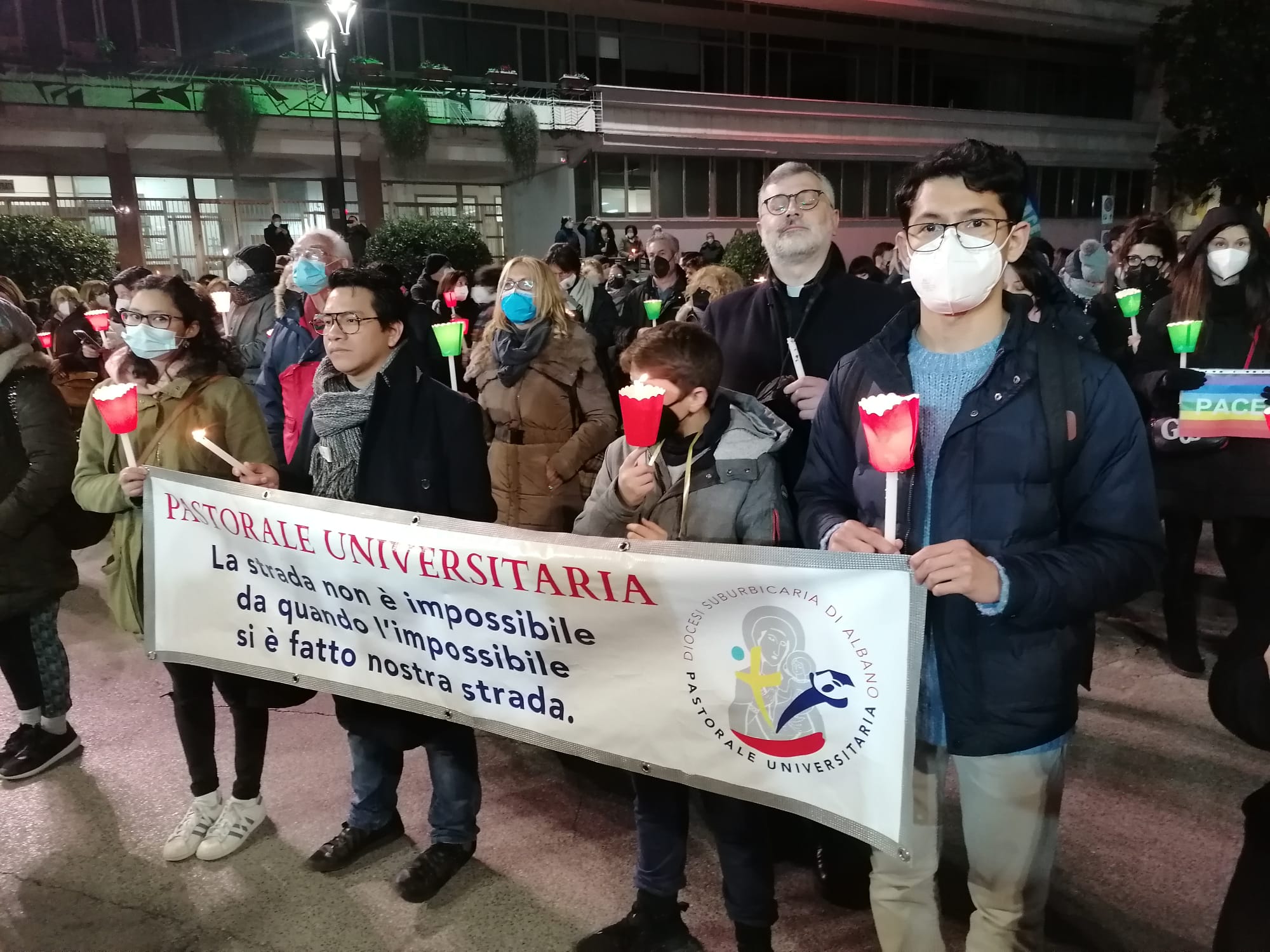 Aprilia, grande partecipazione alla marcia della pace organizzata dalla Diocesi di Albano. Vescovo in prima fila